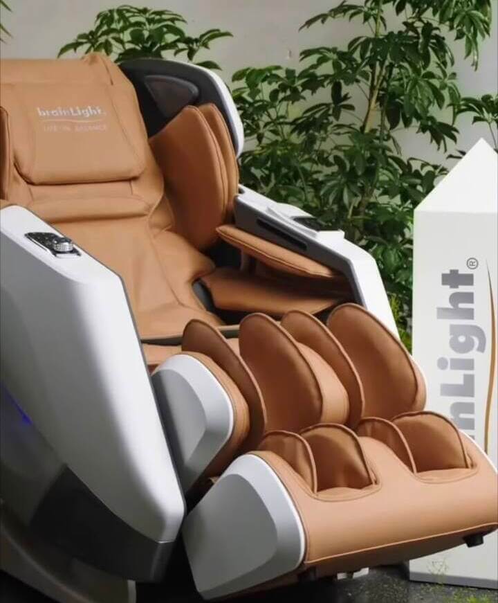 brainLight relaxTower PRO with 4D-Shiatsu-Massage Chair SPHERE Brainlight Therapie